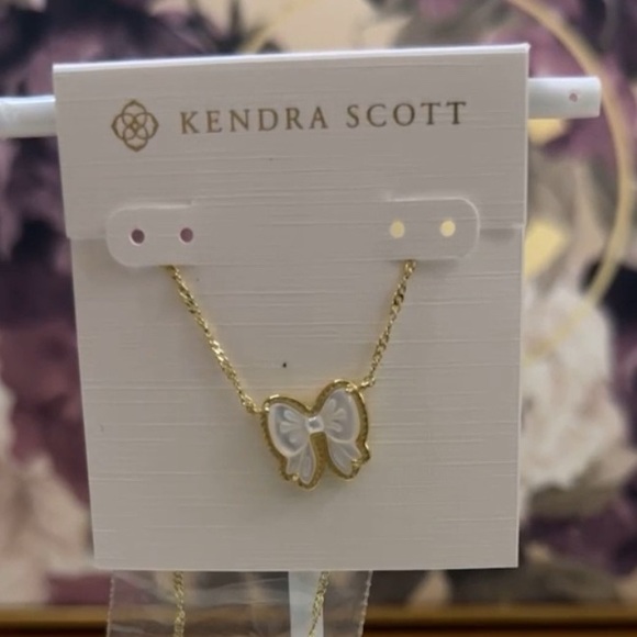 Kendra Scott Haley Bow Gold Short Pendant Necklace in White NEW - Picture 9 of 12